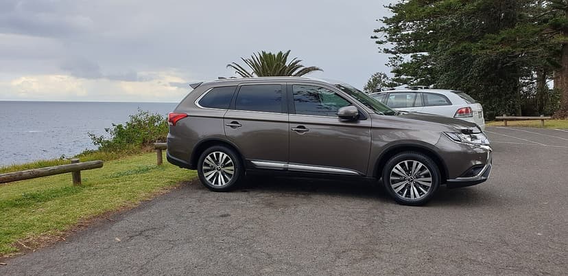 MITSUBISHI OUTLANDER — Foto af sandsynlig version
